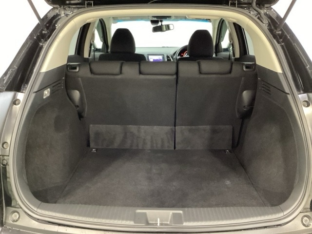 ラゲッジも広く使いやすいトランクは、開口部も広く荷物の積み下ろしもしやすいお車となっております。リアシートの背もたれは6：4の割合で分割して可倒できるので、長いお荷物などを載せることもできます。