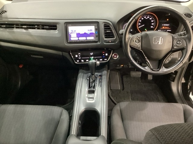 車内は光触媒抗菌消臭施工済です。インパネ周りはスタイリッシュなデザインです。グローブボックスやカップホルダーのほかにトレーなどたくさんの収納スペースが付いています。