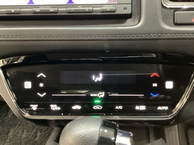 オートエアコンがついてますので、簡単操作で快適に過ごせます。リア熱線のスイッチの中にサイドミラーヒーターも入っています。パネル内のシートヒータースイッチは前席の左右別々に温度設定ができます。