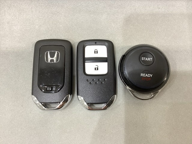 スマートキーを装備しています。鍵を差し込むことなくドアロックの開け閉めと、スタートボタン操作でのエンジンスタートができます。加えて、純正リモコンエンジンスターター用の操作キーもついています。
