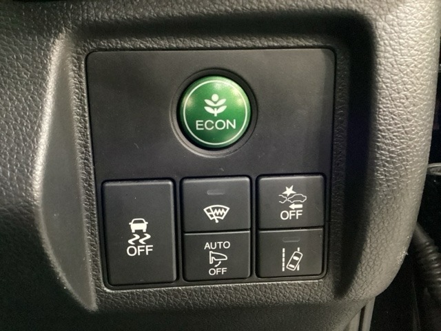Hondaセンシング用の、VSA（ABS＋TCS＋横滑り抑制）解除とレーンキープアシストシステムのメインスイッチなどはハンドルの右側に装備しています。燃費に役立つECONボタンもここです。