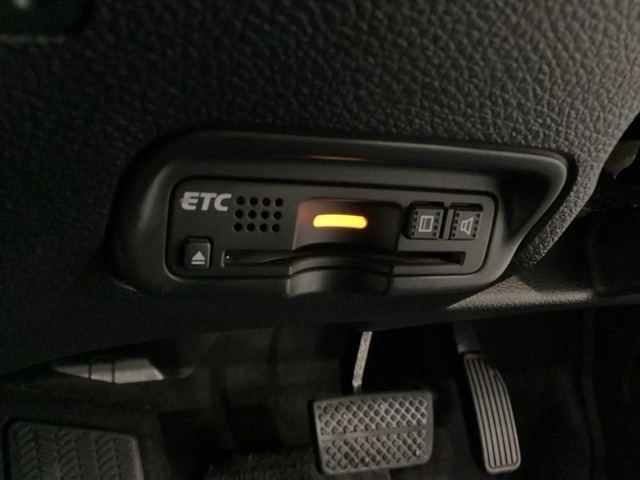 ハンドルの左下にETCがついています。高速道路の料金所の通過も楽々です！。　カードの取り出しもしやすい場所についています。