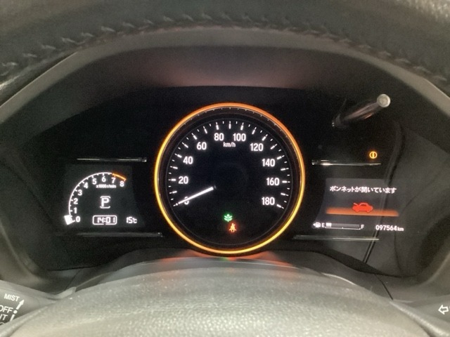 真ん中にスピードメーターを配した、見やすい3眼メーターになっています。右側のインフォメーション画面でオドメーターなどの情報を確認できます。