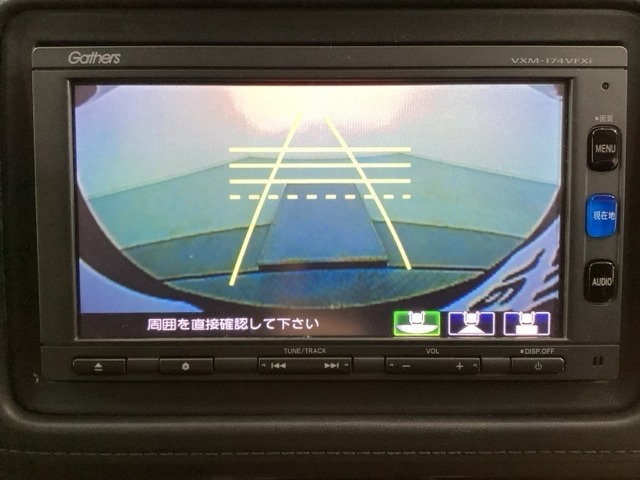バックでの車庫入れも安心です！　リアカメラが付いているバックモニター付のナビを装備しております。操作線もついており距離感も画面から確認できます。