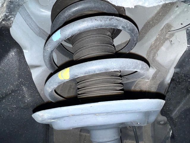 お車を安心してお乗りいただく為には、足回りの定期点検が欠かせません。サービスサポート（有償保証）では無料点検もご提供しており、安心のカーライフをお過ごしいただけるサポート体制が整っています。