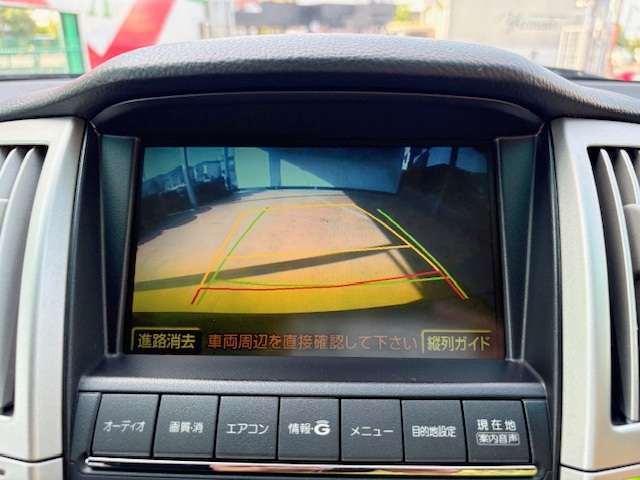 バックカメラがついて後方確認が簡単にできます！苦手としている車庫入れ等も安心して出来ますね！凄く需要の高い装備ですので、最初から付いていれば言う事なしですよね！？