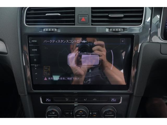 リヤビューカメラ：車両後方の映像を映し出し、画面にはガイドラインが表示され、車庫入れや縦列駐車を容易にしてくれます♪