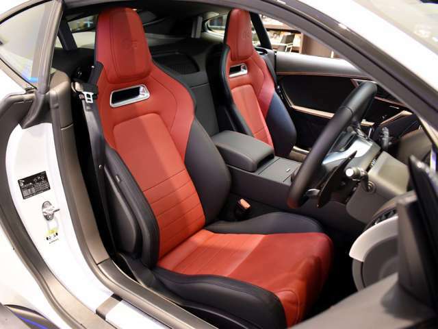 ホールド性に優れたシートは中期モデルより採用された新しいデザインのもの。