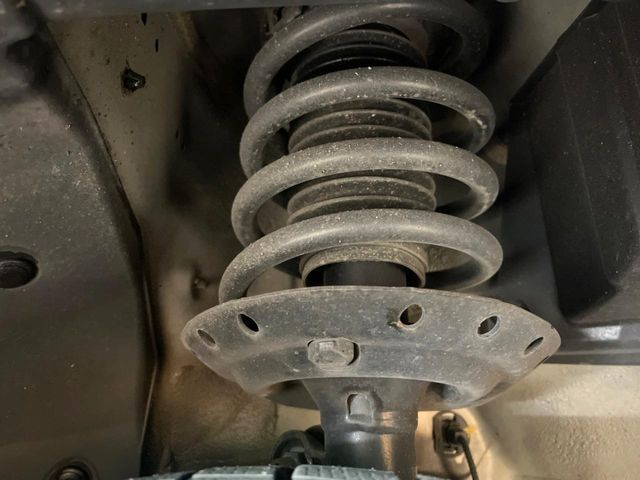 お車を安心してお乗りいただく為には、足回りの定期点検が欠かせません。サービスサポート（有償保証）では無料点検もご提供しており、安心のカーライフをお過ごしいただけるサポート体制が整っています。