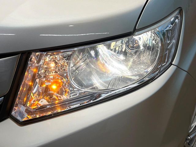 【HIDヘッドライト】非常に明るく前方を照らしてくれるので、悪天候や夜間の走行時も視界良好で安心してお乗りいただけます。