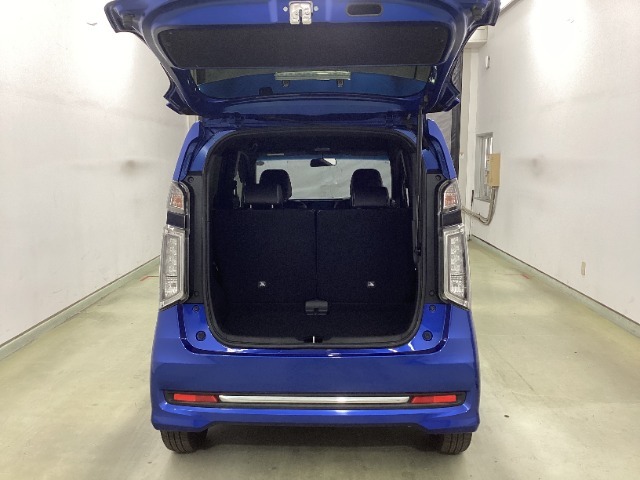 開口部も広く荷物の積み下ろしもしやすいお車となっております。床下にも収納スペースがあります。