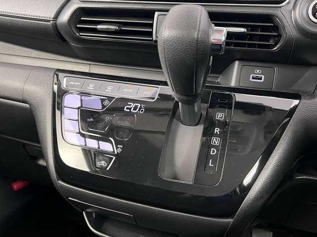 操作が簡単なシフトレバーですのでストレスなく運転が出来ますよ！