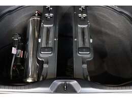 トランク下にはエアサスタンクが収納されており荷物の収納も可能です♪