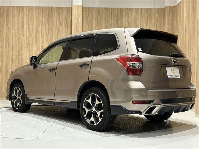 店舗敷地内に駐車スペースもございます。お車でのご来場をお考えの方はご安心ください♪