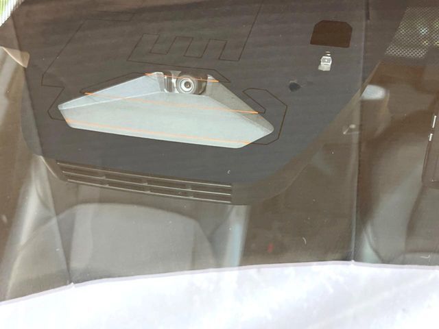 【トヨタセーフティセンス】走行中に前方の車両等を認識し、衝突しそうな時は警報とブレーキで衝突回避と被害軽減をアシスト。より安全にドライブをお楽しみいただけます。