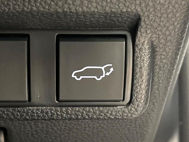 【パワーバックドア】スマートキーや運転席のボタンを押すだけでリアゲートが自動で開閉します！荷物を持っている時や、高い位置にあるバックドアを閉める際に便利な機能です♪
