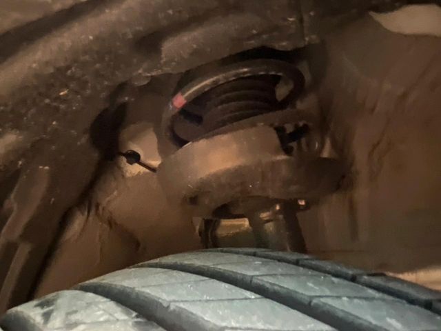 お車を安心してお乗りいただく為には、足回りの定期点検が欠かせません。サービスサポート（有償保証）では無料点検もご提供しており、安心のカーライフをお過ごしいただけるサポート体制が整っています。