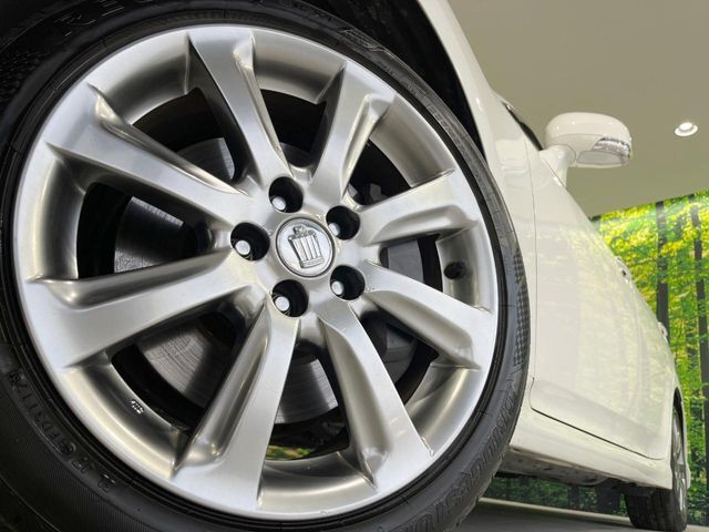 【純正18インチアルミホイール】外観にマッチした純正アルミホイールを装着しております。各種社外アルミホイールや、スタッドレスタイヤも取扱いしております。是非ご相談ください♪