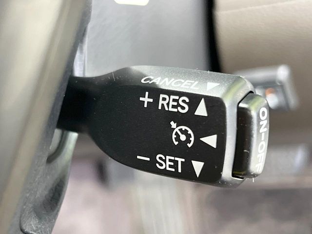 【クルーズコントロール】高速道路もラクラク走行。アクセルを離しても一定速度で走行ができ、長距離運転時の負担を軽減！加速・減速も簡単なスイッチ操作で調整できます。