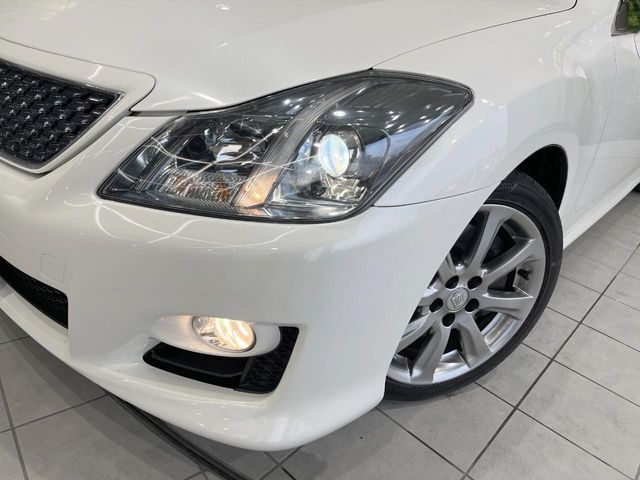 【HIDヘッドライト】非常に明るく前方を照らしてくれるので、悪天候や夜間の走行時も視界良好で安心してお乗りいただけます。