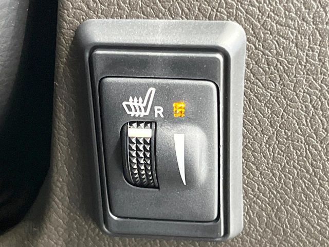 【シートヒーター】寒い日に重宝するシートヒーター！エアコンより早く温まってくれるので寒がりの人も安心ですね♪エアコンの温風は乾燥するから苦手、という方にもをおすすめです。