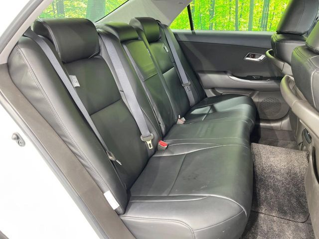 後部座席も気になるようなキズ・汚れやへたり等、大きなダメージはなく、良好な状態です。