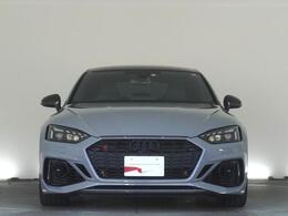 Audiデザインの特徴であるシングルフレームグリルが存在感を主張します。