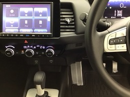 ホンダ純正メモリーナビ搭載なので、遠方へのドライブもお任せ下さい！ステアリング左手側にオーディオ関連のコントロールスイッチを配置しています。操作時は視線を逸らすことなく運転に集中できます