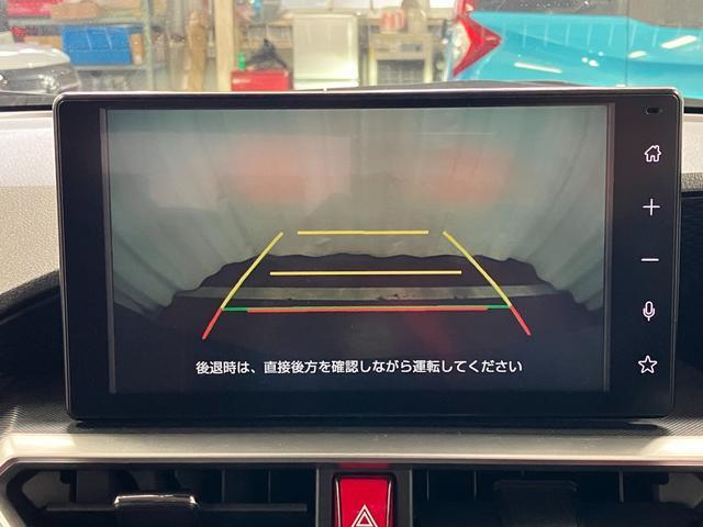 【バックカメラ】　駐車時に車両後方の様子を見ることができるので、運転の不安を軽くします