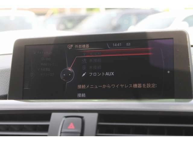 AUX、USB接続で車内でも有効なお時間を。