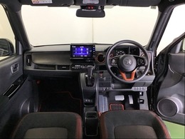 ドライバーを中心に自然に手が届く位置にATセレクトレバーやエアコン、様々な操作スイッチなどを配置、操作性に優れています