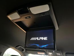 【後席モニター】家族や友人とお出かけする機会が多い方に大人気の後席モニターを装備！見やすい位置に画面がありテレビやDVDの視聴も快適！友達もお子様も、後席にしか乗らなくなるかも？？