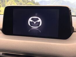 【7インチマツダコネクトナビ】車内の雰囲気にマッチした一体型タイプのナビ。各種車輌設定やBluetooth再生等、様々な機能が楽しめます。直感的なダイヤル操作が可能で、使い勝手も良好です。