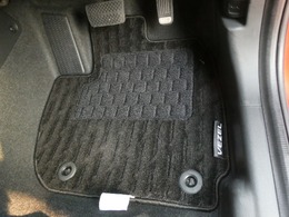 Honda認定中古車に新品の純正フロアマットを装着しました。気分よくドライブをお楽しみいただけます♪