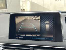 後退時に車両後方の映像が、モニター上に映し出され、障害物との距離を音と、ビジュアル表示で知らせてくれ、車庫入れが苦手な方でも安心して駐車することができます。