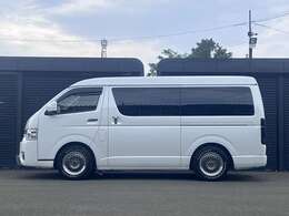 ☆IFUU製　IFーWB8ラウンジ家具ベッドキット（床張）・大型センターコンソール（USB、HDMI）・リアデッキテーブル・革調バケットシートカバー・サイドレール式テーブル　☆オートクルーズ付スロコン