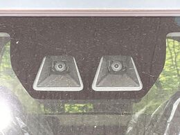 【スマートアシスト】走行中に前方の車両等を認識し、衝突しそうな時は警報とブレーキで衝突回避と被害軽減をアシスト。より安全にドライブをお楽しみいただけます。