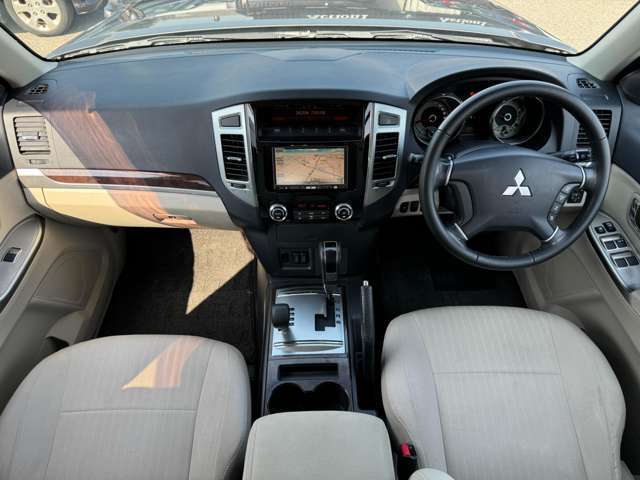 【室内】コックピット。車内もキレイで嫌な臭いもありません！ご納車後の臭いが付きにくくなる「空気触媒コーティング」もあります。