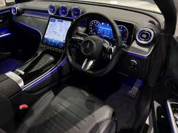 インテリアは適度な緊張感とリラックス間が感じられるデザイン。長時間のドライブでも疲れにくく、乗員全員が高い快適性を得ながら移動空間を楽しむことができます。