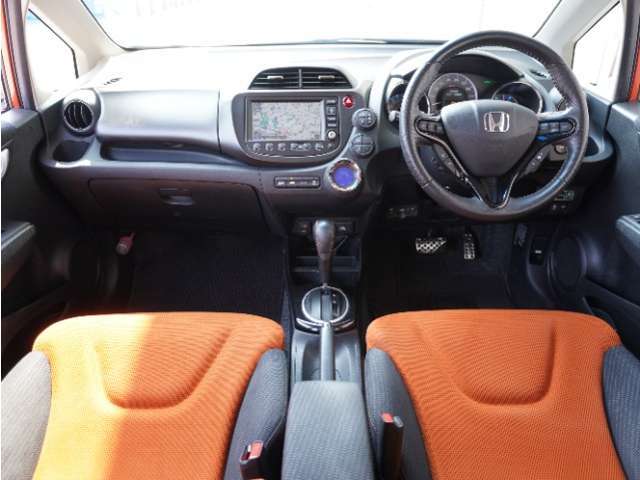 視界広々で非常に運転しやすくロングドライブでも疲れを感じさせないすっきりとまとまったインパネ周りです。