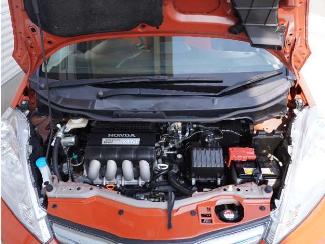 エンジンは車の心臓部分です。このエンジンルームが汚いとトラブルの基になります。当店は専用の液剤を使って徹底的に綺麗にします。