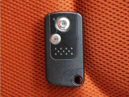 ◆スマートキー◆カギをバッグやポケットに入れたままでもドアロックの開閉ができる『スマートキー』付き！雨天や暗くなってもカギを取り出す必要がなくドアの開錠＆エンジンも始動できます