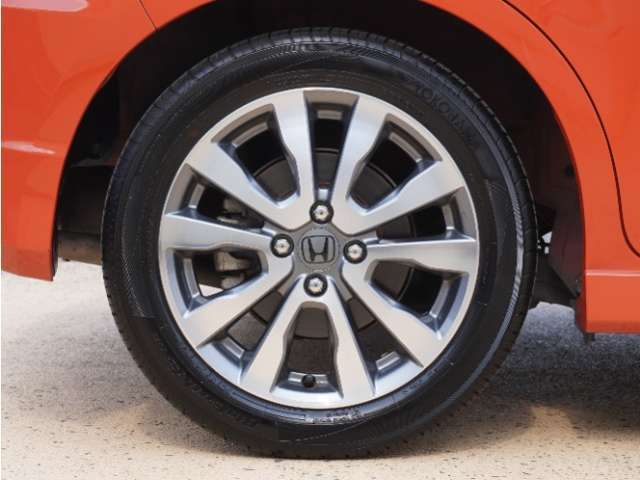 アルミホイール装着車です！これで足元まわりもおしゃれにきまります！