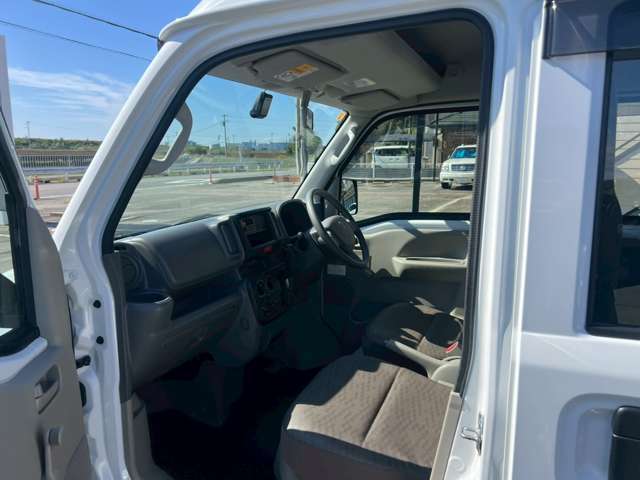 【ヘッドライト】ヘッドライトの曇り・ヒビ・水入りの確認。左右の状態の違いにより、骨格部へおダメージのヒントにします。