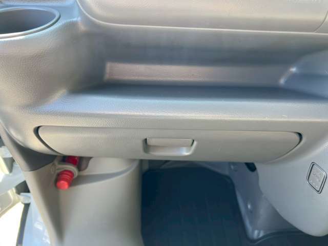 【エンジンルーム】エンジンの異音・オイル漏れ・におい等を確認し、フロント部の骨格に損傷・修理・交換跡がないかライトを使用し入念に確認します。