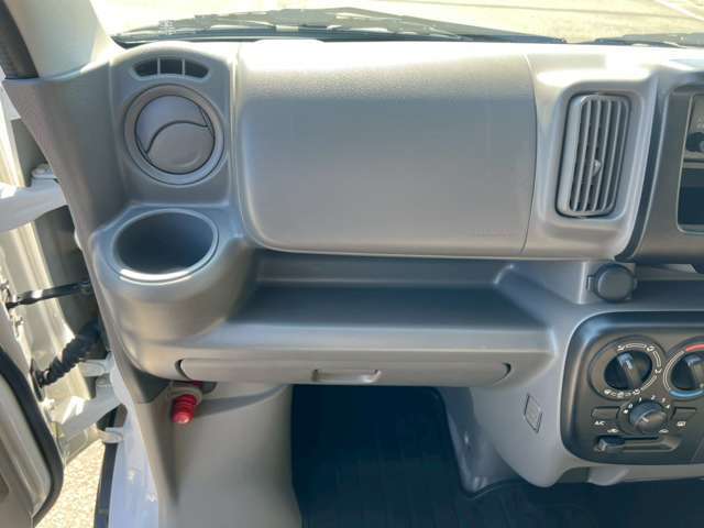 【リアゲート】ドア・リアゲートの確認は、外側だけでなく、下地・シーライト・ボルトの状態を確認し、交換の有無を見極めます。