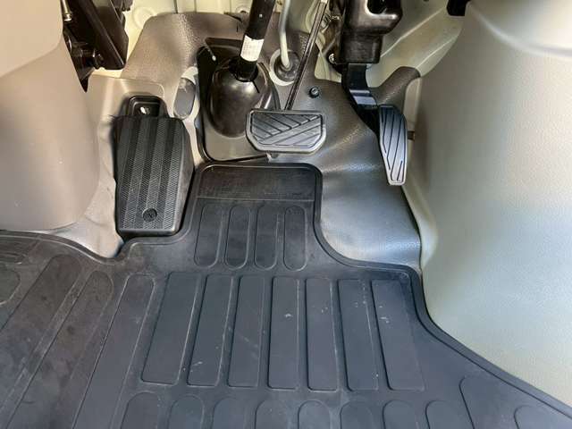 【リア下回り】リア部の骨格に損傷・修理・交換跡がないか、ライトを使用して入念に確認します。合わせて、下回りのサビ・突き上げ等の見えない辛い部分の確認もします。