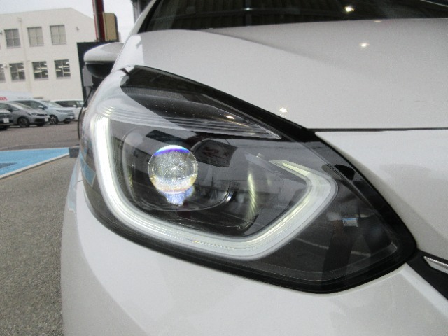 夜間走行時もLEDヘッドライトが明るく安全に前方を照らします。雨の日なども視界が良いのでストレスが軽減されますよ。対向車からも見えやすいので相手に接近を知らせることができますね。
