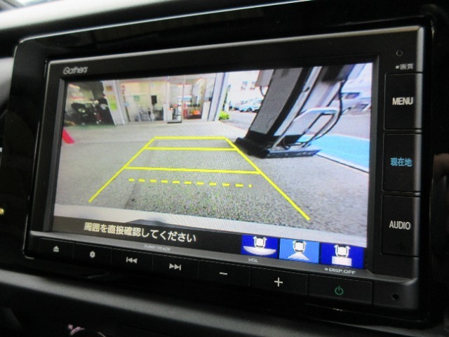 安心して車庫入れができる、リバース連動リアカメラが装着されております。狭い駐車場はもちろん、雨の日や夜間でもストレスなく運転して頂けます。