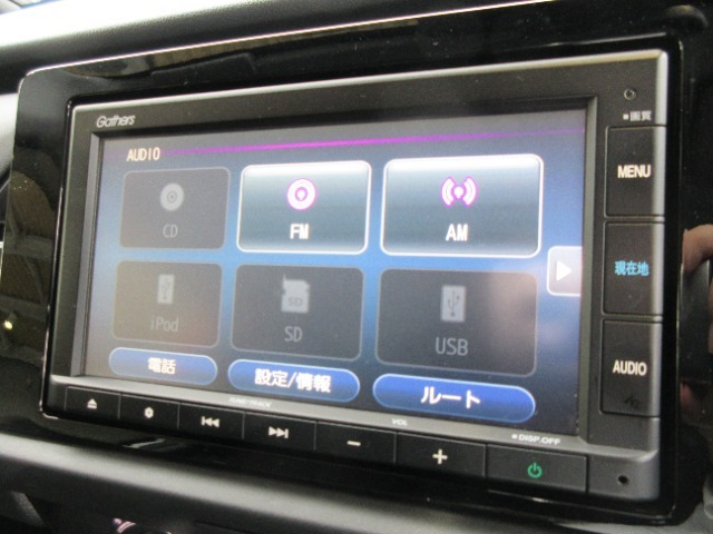ギャザズメモリーナビ搭載車です。地図データの情報量や検索スピードの速さが魅力的。ビルトインタイプですので盗難のリスクも少なくなりますよね。初めての道でも安心快適で楽しいドライブのお手伝いをします。